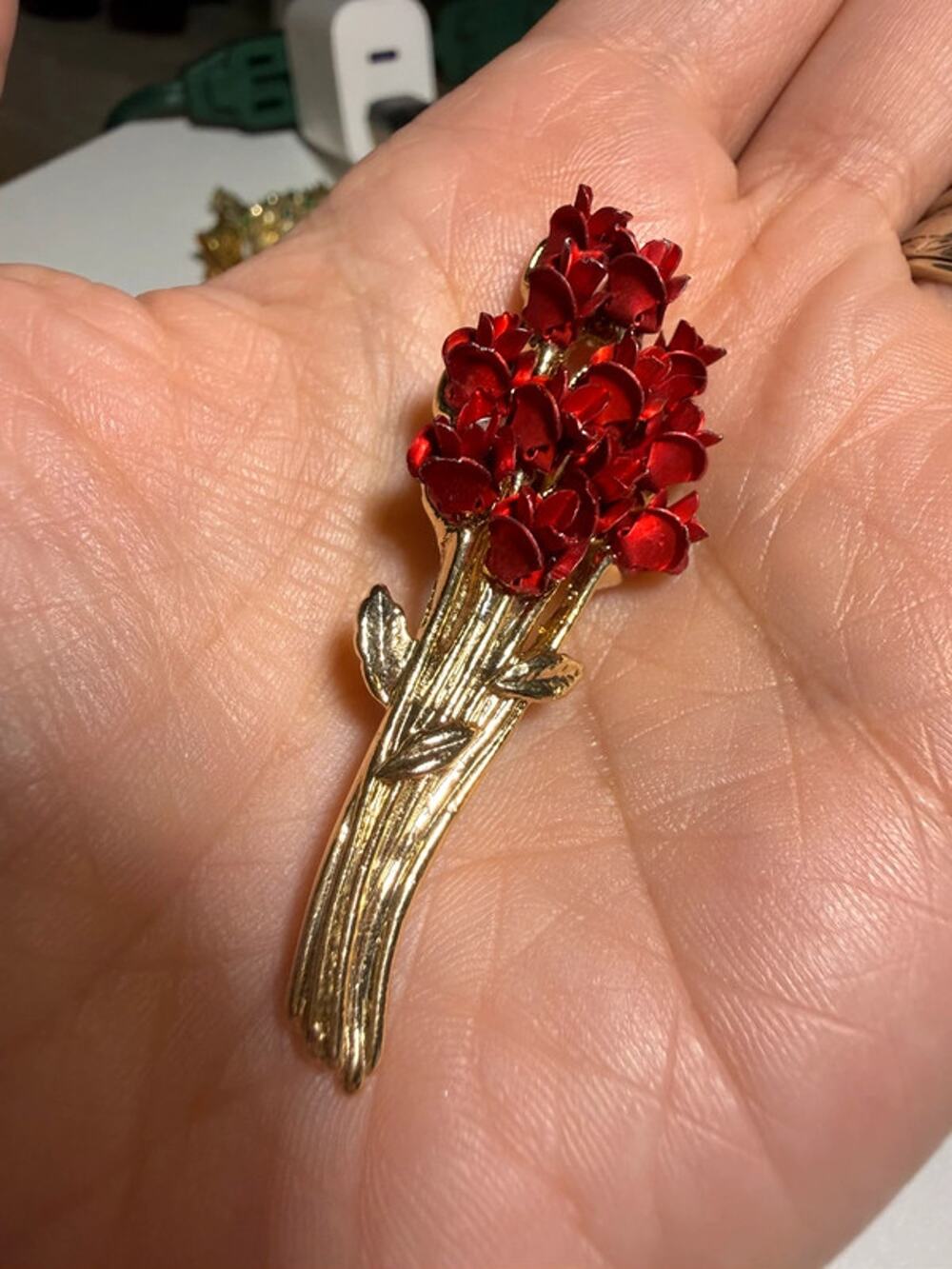 Vintage 1997 DM Red Metallic 3D Flower Bouquet Brooch Gold Tone Floral Pin 2.5"